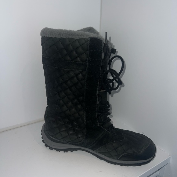 Black and gray Patagonia women’s 7.5 winter boots - Picture 3 of 5